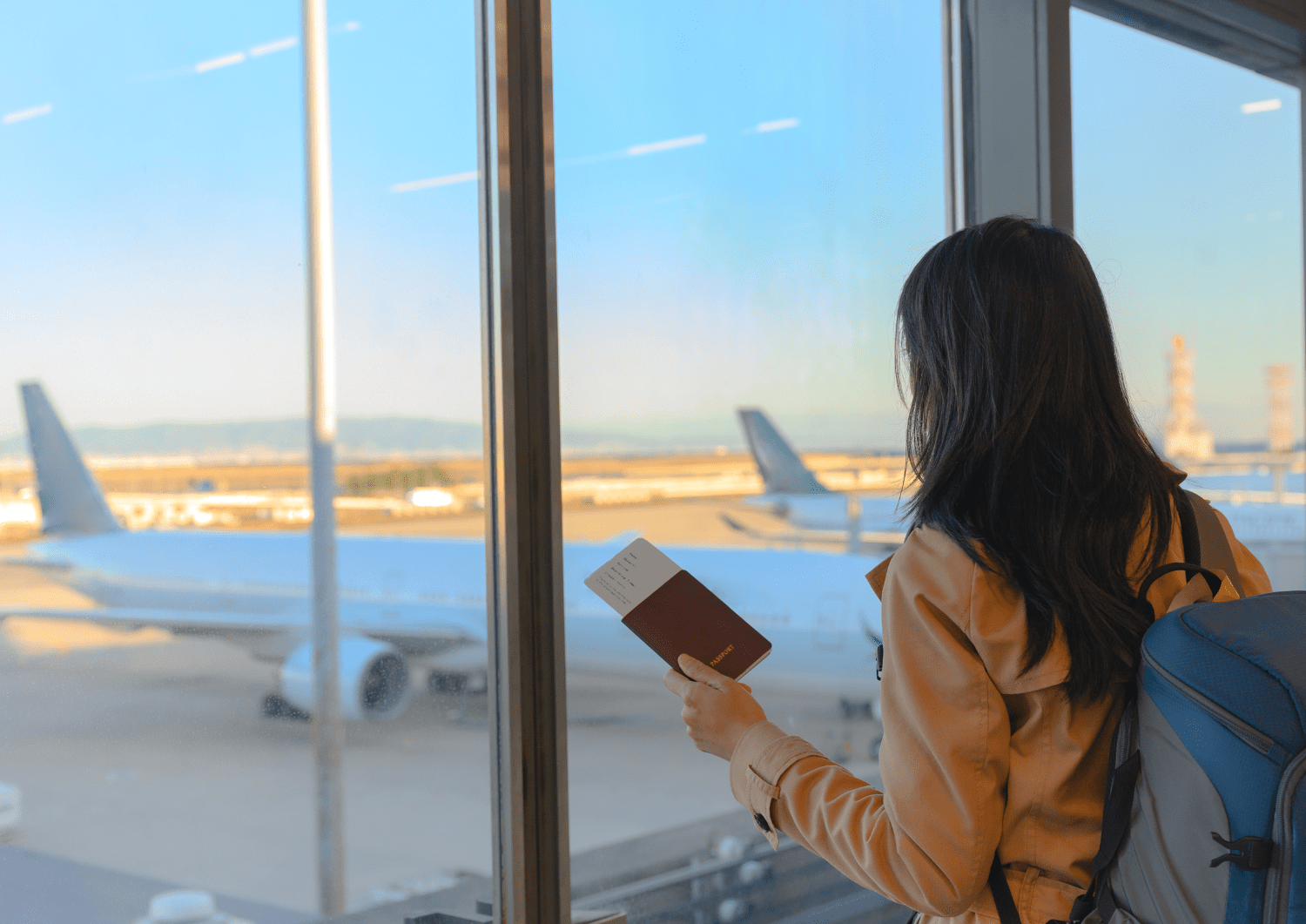 Mujer apunto de coger un avión a un nuevo destino organizado