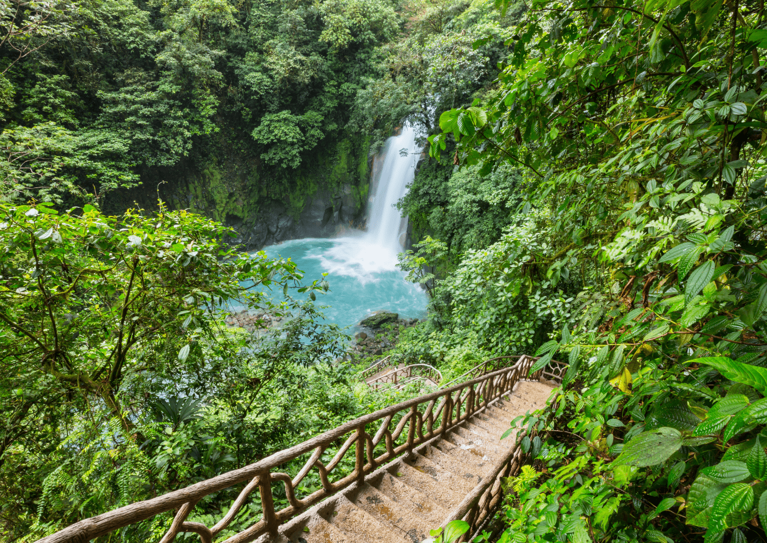 Paisaje bonito de Costa Rica con cascada y unas escaleras