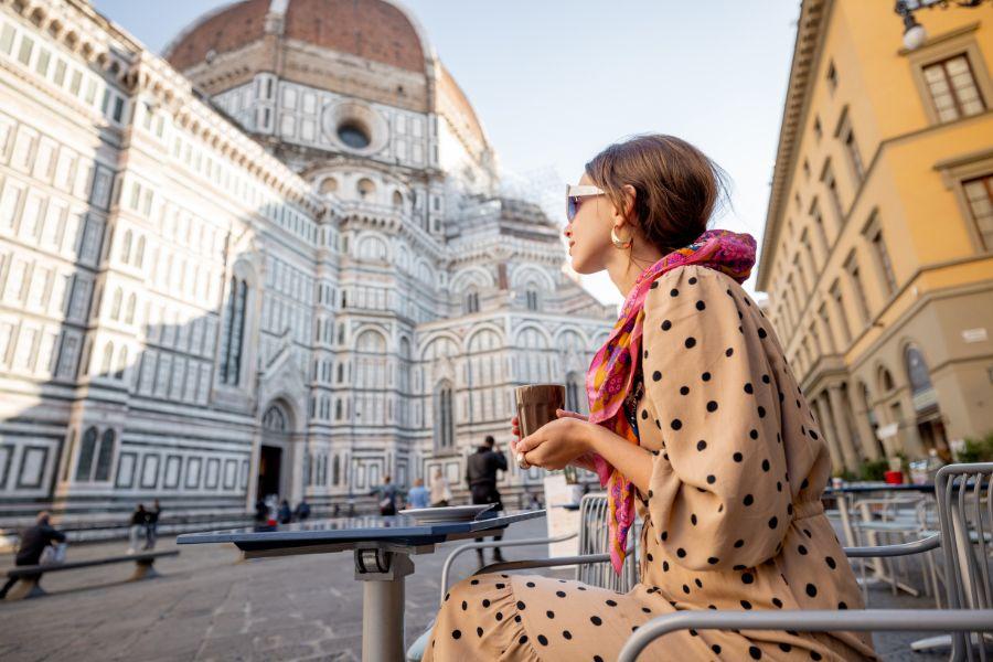 chica tomando café en Florencia