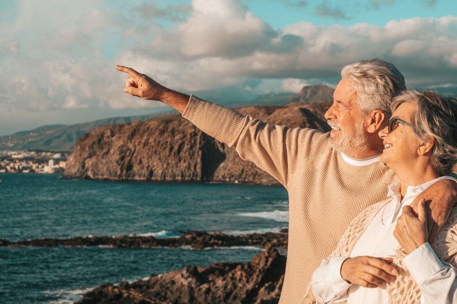pareja de personas mayores mirando al mar
